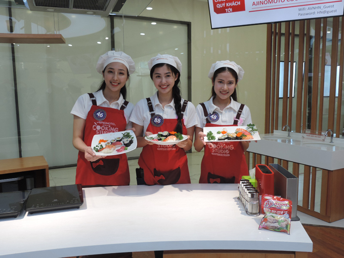 15 thí sinh xuất sắc nhất Cuộc thi tìm kiếm Đại sứ thiện chí Hoa Anh Đào hào hứng học làm sushi tại Ajinomoto Cooking Studio